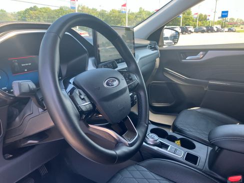 Used 2024 Ford Escape Platinum w/ Premium Technology Package AWD/4WD image 9