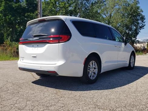 Used 2024 Chrysler Pacifica Touring-L FWD image 3