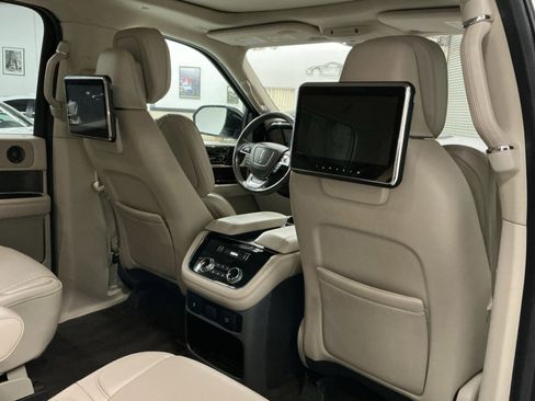 Used 2018 Lincoln Navigator Select w/ Technology Package image 14