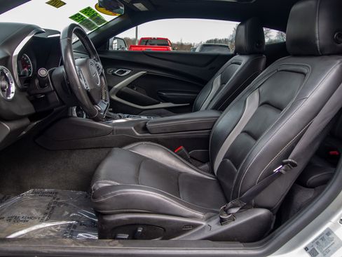 Used 2019 Chevrolet Camaro LT w/ Technology Package image 12