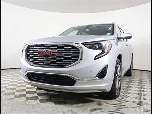Used 2020 GMC Terrain Denali w/ Denali Premium Package FWD image 2