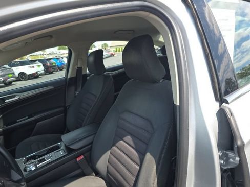 Used 2017 Ford Fusion SE FWD image 12
