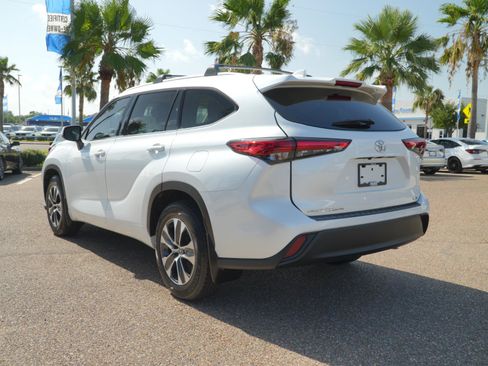 Used 2022 Toyota Highlander XLE FWD image 9