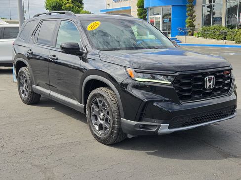 Used 2025 Honda Pilot TrailSport image 1