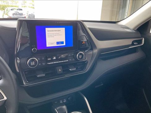 Used 2025 Toyota Highlander LE FWD image 10
