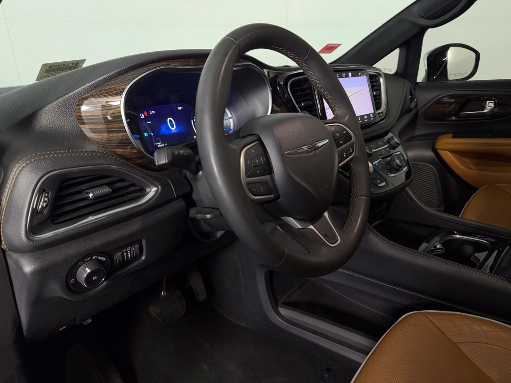 Used 2023 Chrysler Pacifica Pinnacle FWD image 12