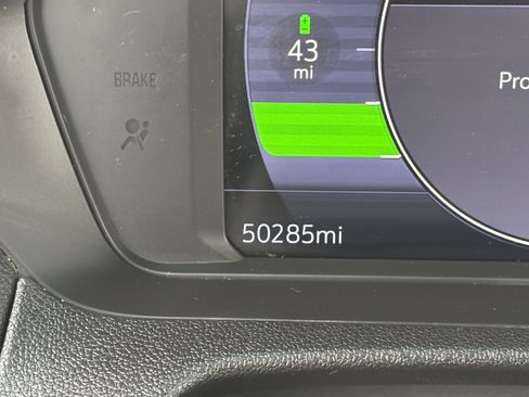 Used 2022 Chevrolet Bolt LT w/ Infotainment Package FWD image 35