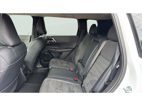 Used 2025 Mitsubishi Outlander SE FWD image 12
