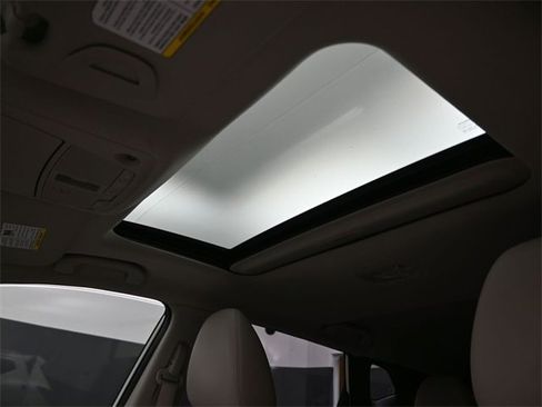 Used 2022 Nissan Rogue Sport SL w/ Premium Package image 2