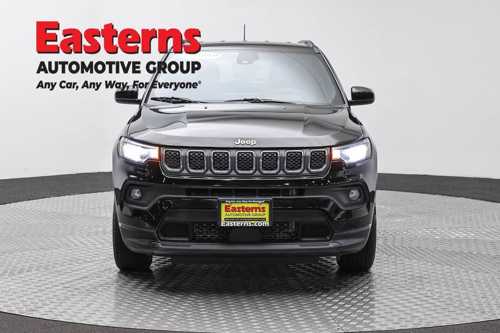 Used 2023 Jeep Compass Latitude AWD/4WD image 2