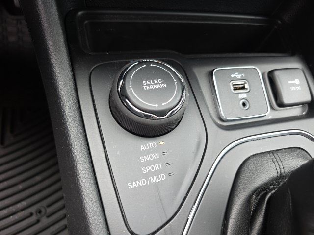 Used 2019 Jeep Cherokee Latitude Plus AWD/4WD image 4