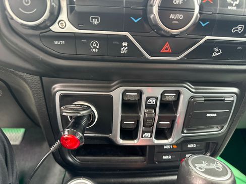 Used 2018 Jeep Wrangler Unlimited Sahara image 33