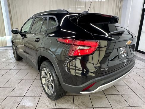 Certified 2025 Chevrolet Trax LT w/ LT Convenience Package image 8