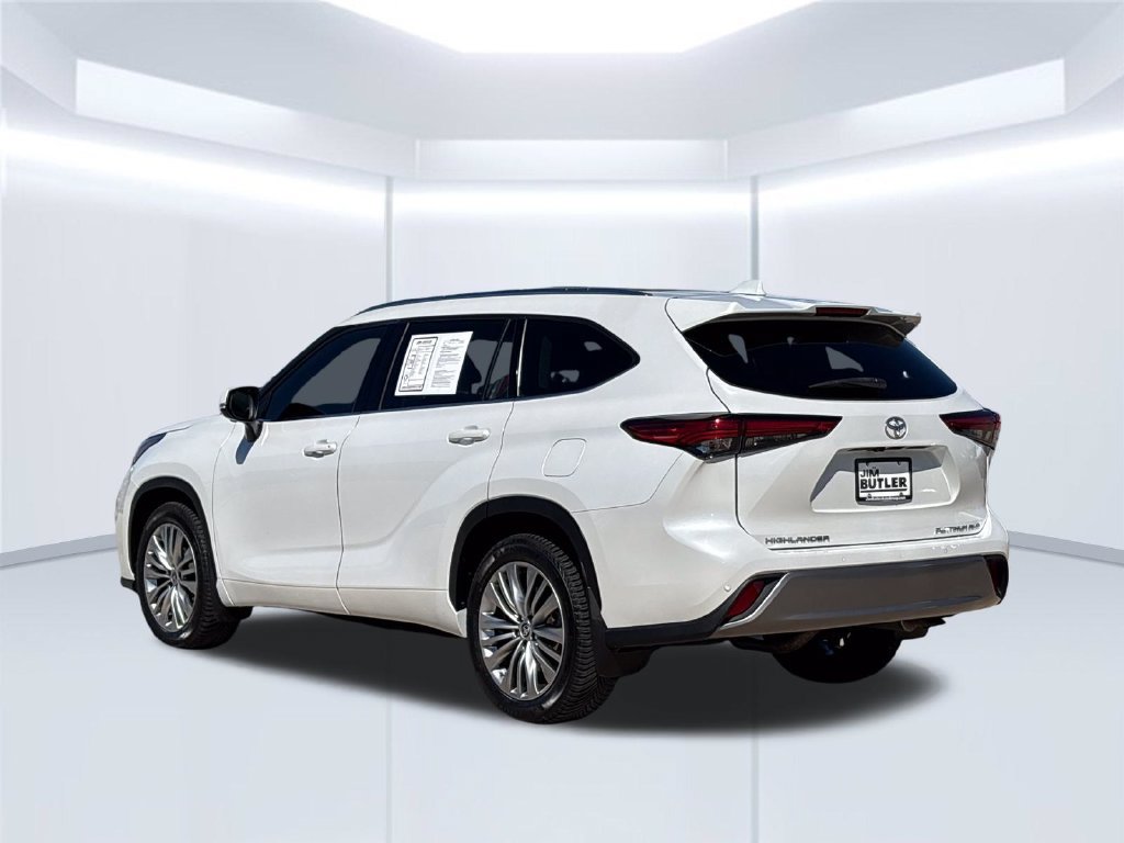 Used 2023 Toyota Highlander XLE AWD/4WD image 3