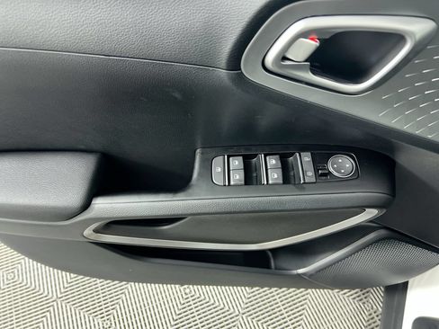 Used 2023 Kia Soul LX w/ Option Group 015 FWD image 16