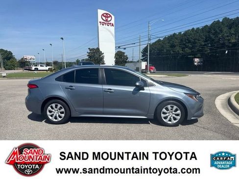 Used 2022 Toyota Corolla LE FWD image 2