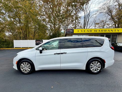 Used 2020 Chrysler Voyager L FWD image 5
