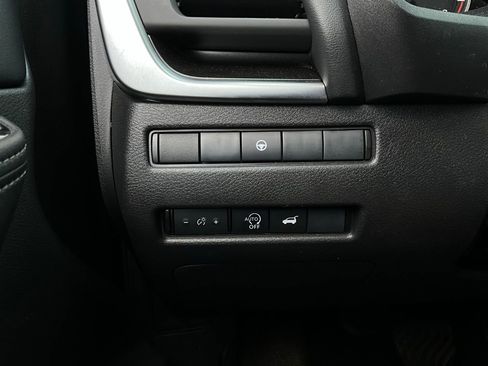 Used 2025 Nissan Rogue SV image 22