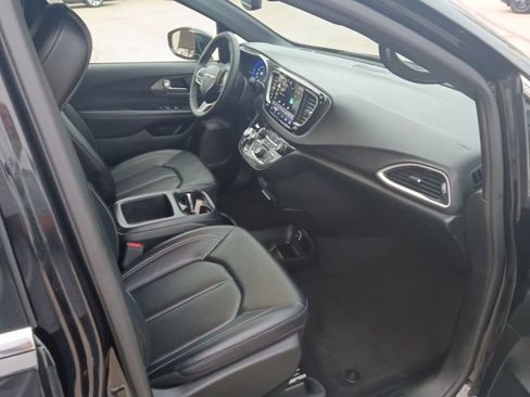 Used 2025 Chrysler Pacifica Select image 7