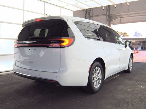 Used 2024 Chrysler Pacifica Touring-L image 4