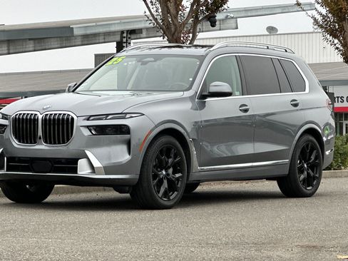 Used 2025 BMW X7 xDrive40i w/ Premium Package image 8