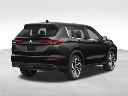 Used 2024 Mitsubishi Outlander ES FWD image 2