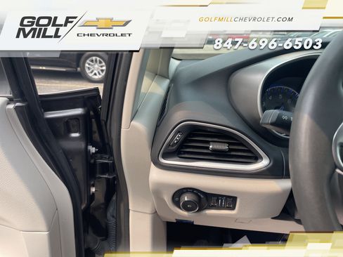 Used 2023 Chrysler Pacifica Touring-L FWD image 15