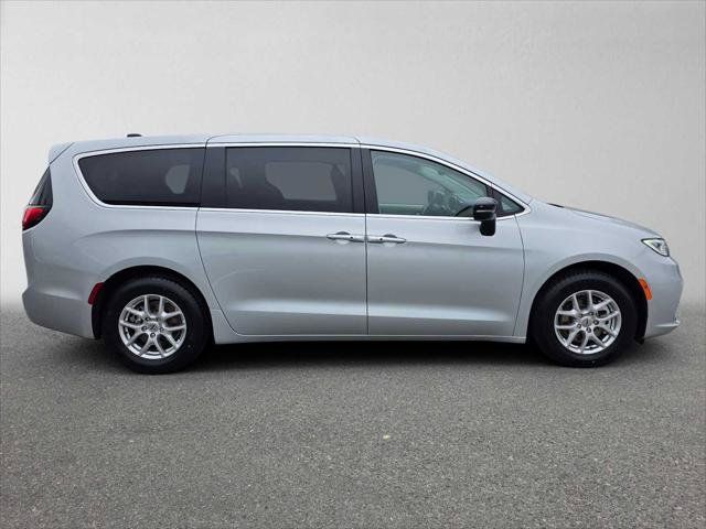 Used 2024 Chrysler Pacifica Touring-L FWD image 2