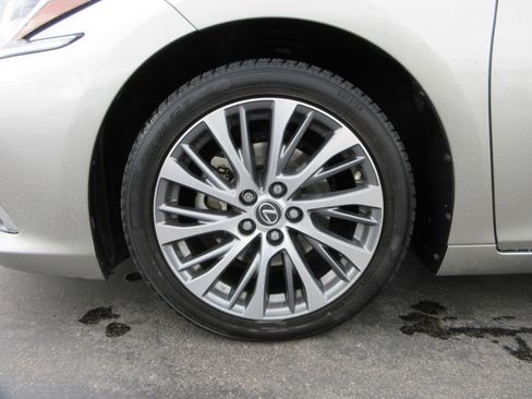 Used 2019 Lexus ES 300h w/ Premium Package FWD image 18