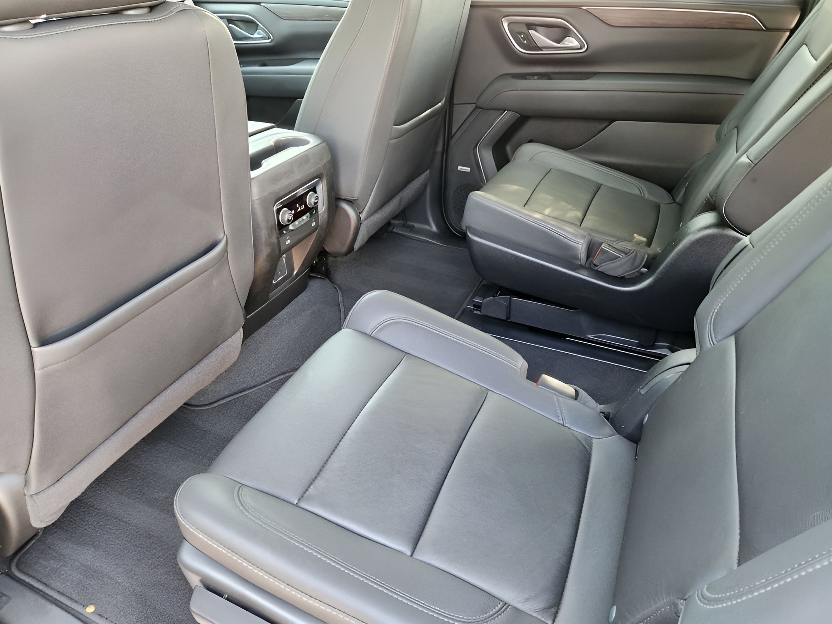 Used 2023 Chevrolet Suburban Z71 w/ Luxury Package AWD/4WD image 27