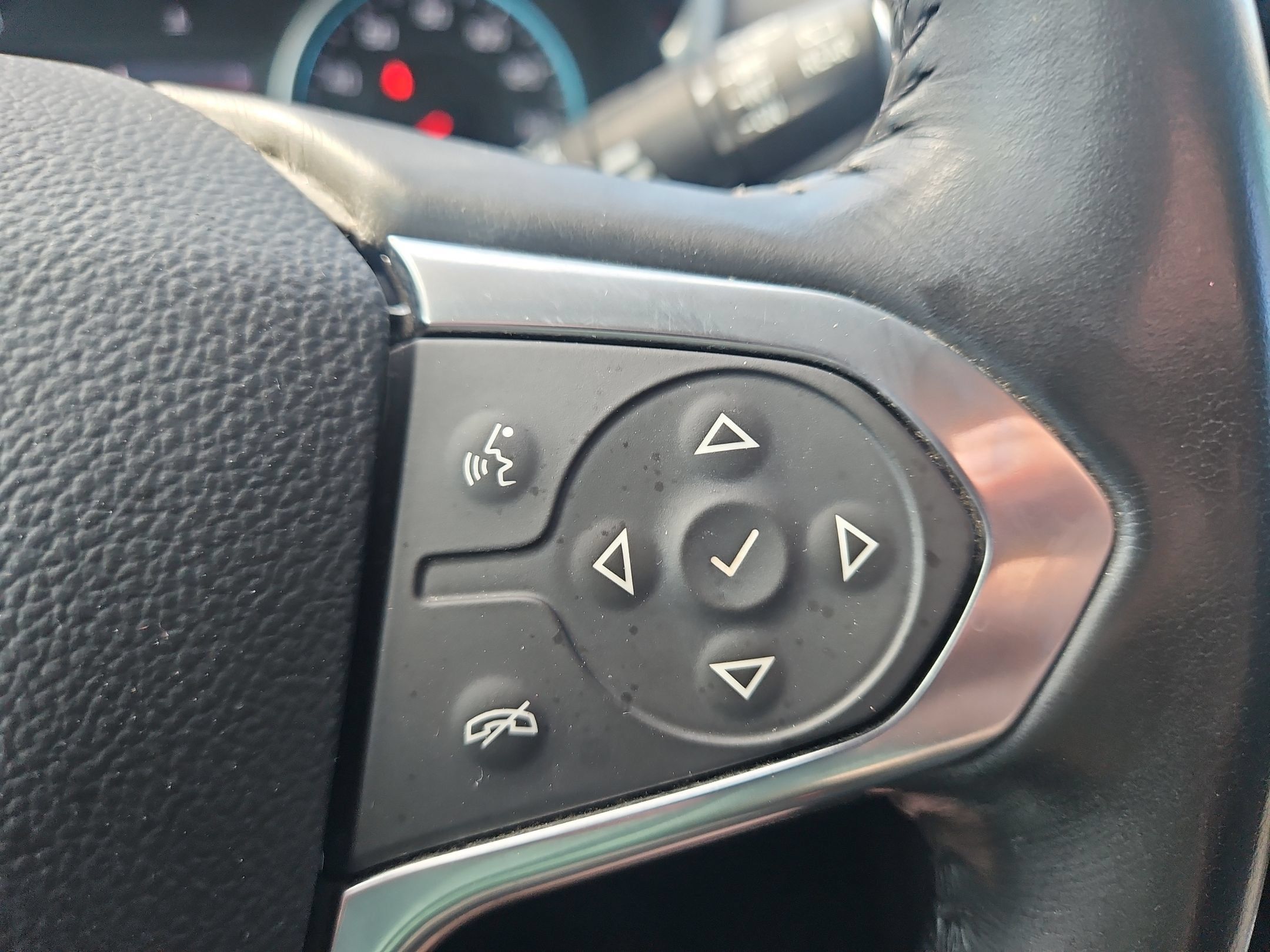 Used 2020 Chevrolet Traverse LT FWD image 28