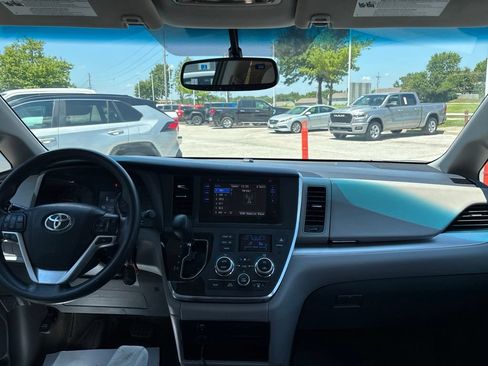Used 2017 Toyota Sienna LE FWD image 2