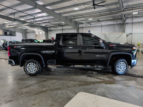Used 2021 Chevrolet Silverado 2500 LT w/ Convenience Package AWD/4WD image 2