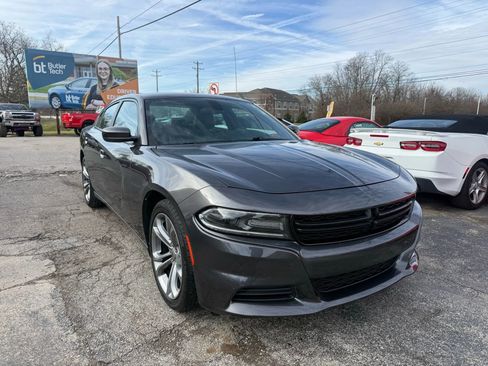 Used 2019 Dodge Charger SXT w/ Leather Interior Group image 8