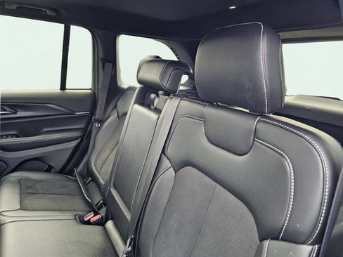 Used 2023 Jeep Grand Cherokee Altitude AWD/4WD image 32
