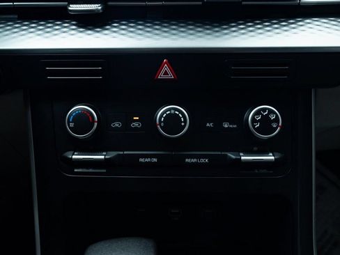 Used 2024 Kia Carnival LX FWD image 16
