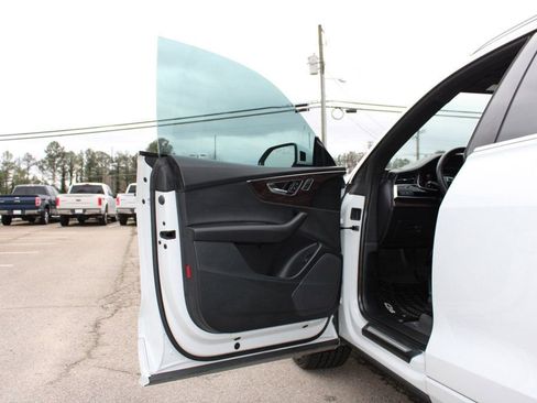 Used 2019 Audi Q8 Premium image 27