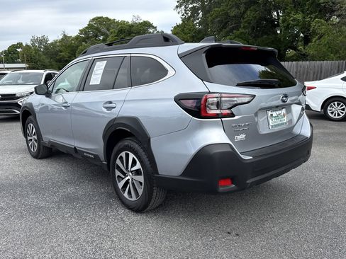 Used 2025 Subaru Outback Premium AWD/4WD image 3