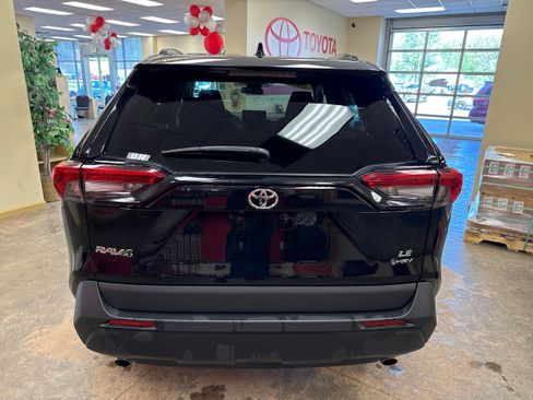 Used 2025 Toyota RAV4 LE AWD/4WD image 8