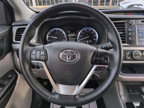 Used 2017 Toyota Highlander XLE image 14