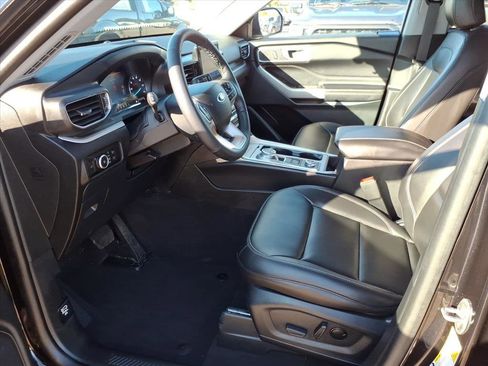 Used 2023 Ford Explorer XLT w/ Equipment Group 202A image 10
