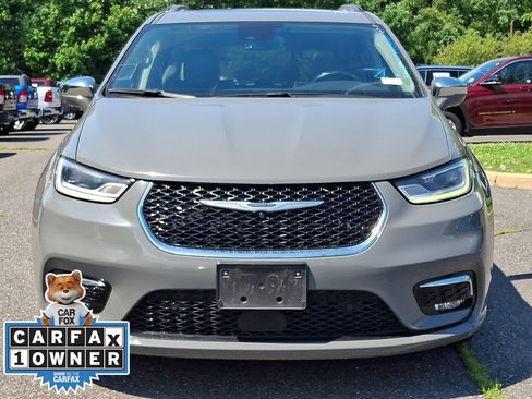 Used 2022 Chrysler Pacifica Limited FWD image 2