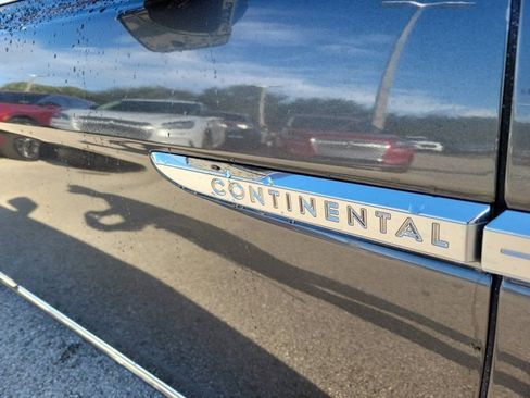 Used 2017 Lincoln Continental Select image 9