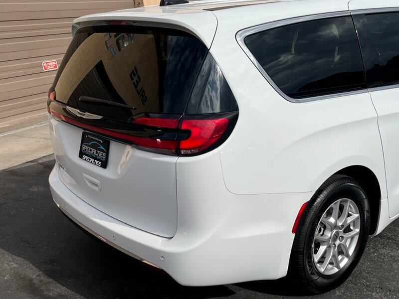 Used 2024 Chrysler Pacifica Touring-L FWD image 16