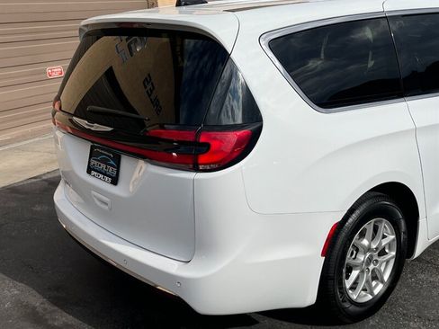 Used 2024 Chrysler Pacifica Touring-L FWD image 16