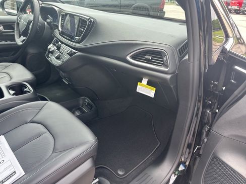 New 2025 Chrysler Pacifica Select w/ Uconnect Theater Family Group image 56