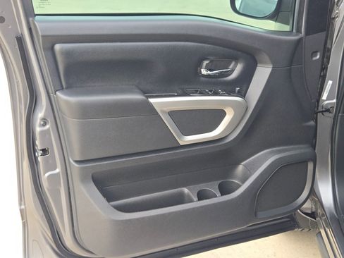 Used 2024 Nissan Titan SV w/ SV Convenience Package RWD image 11