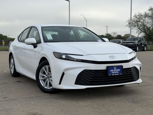 Used 2025 Toyota Camry LE FWD image 2