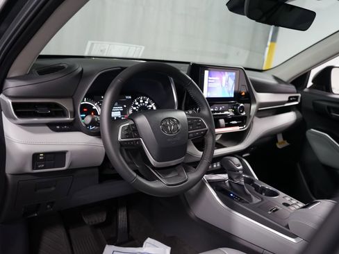 New 2026 Toyota Highlander XLE image 11