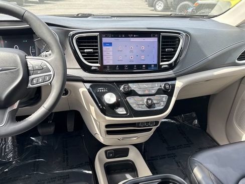 Used 2023 Chrysler Pacifica Touring-L FWD image 10